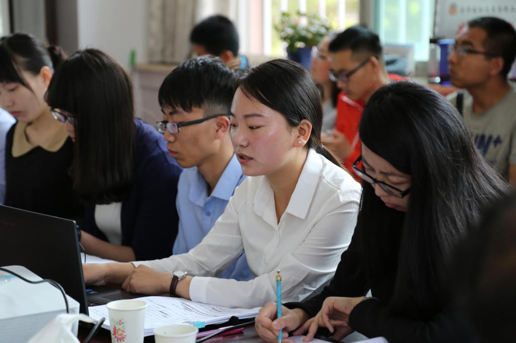 首届教育硕士学位论文答辩现场