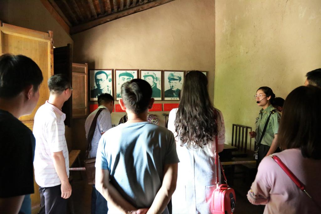 参观榜罗镇会议旧址
