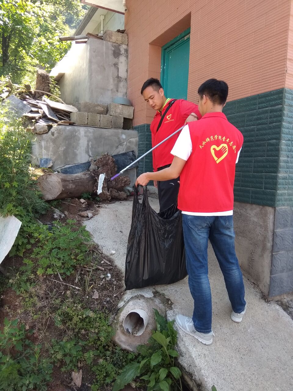 公司员工正在开展净化文化遗产景区环境志愿服务活动