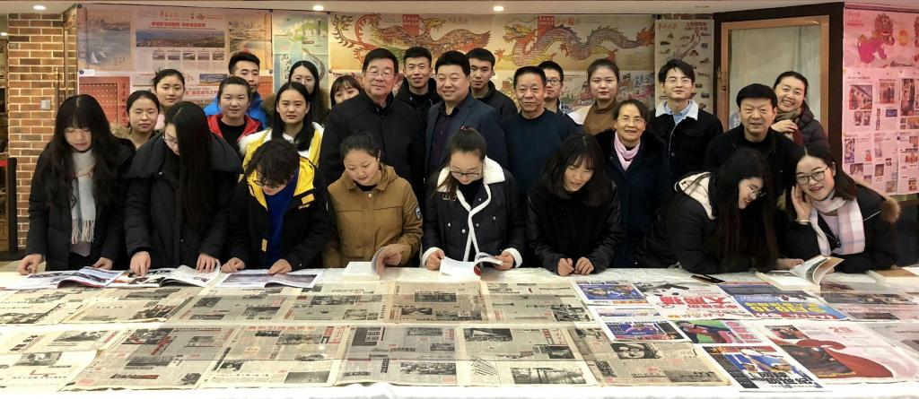 参观“四十周年报刊集藏展”