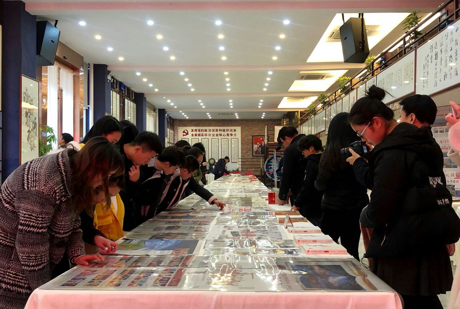 参观“四十周年报刊集藏展”