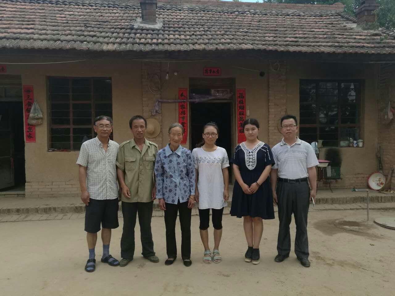 前往灵台县西屯乡柳家铺村,慰问15级文物与博物馆学专业员工刘琳琳。该生是单亲家庭