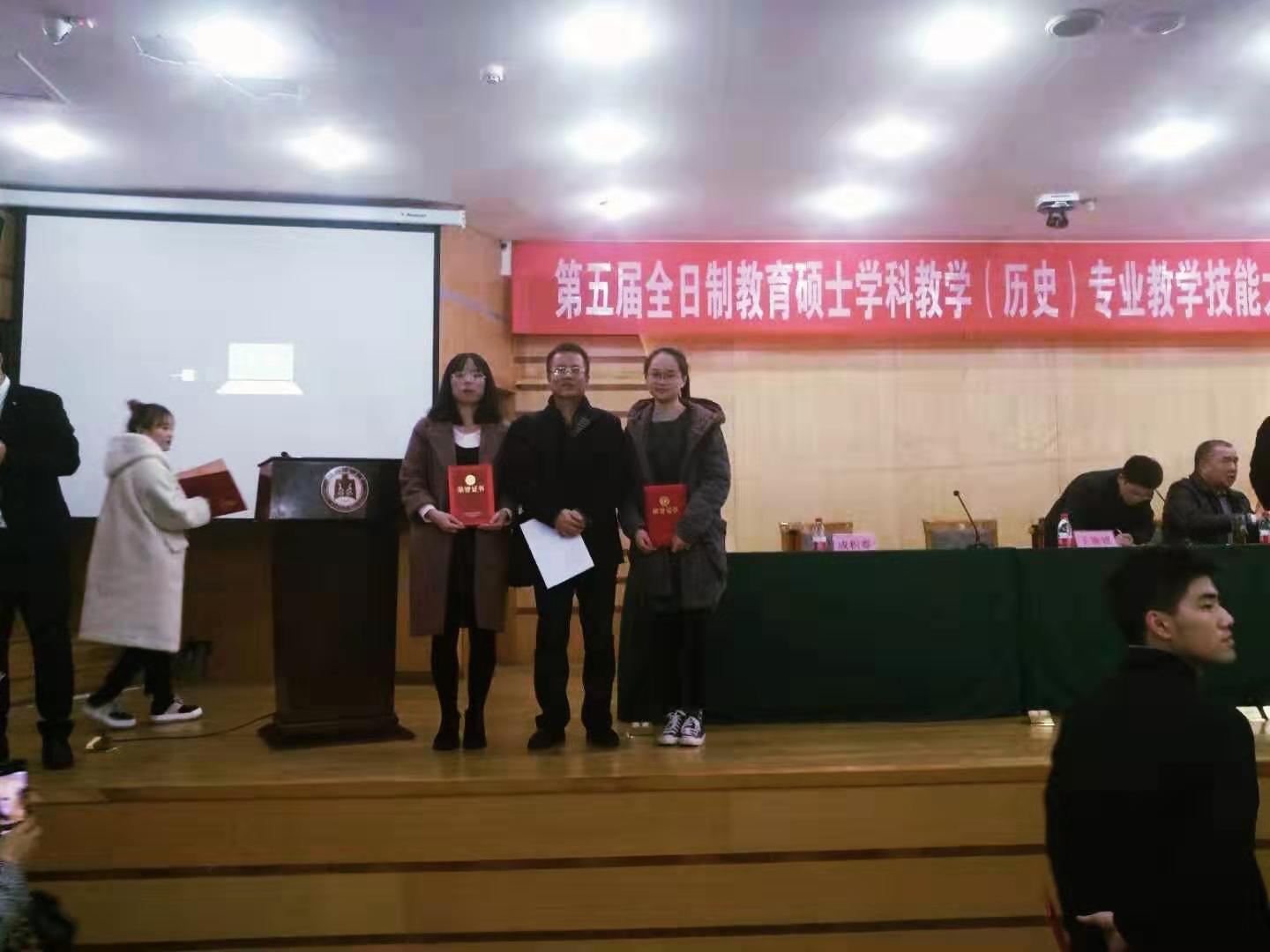 带队教师与参赛选手合影2