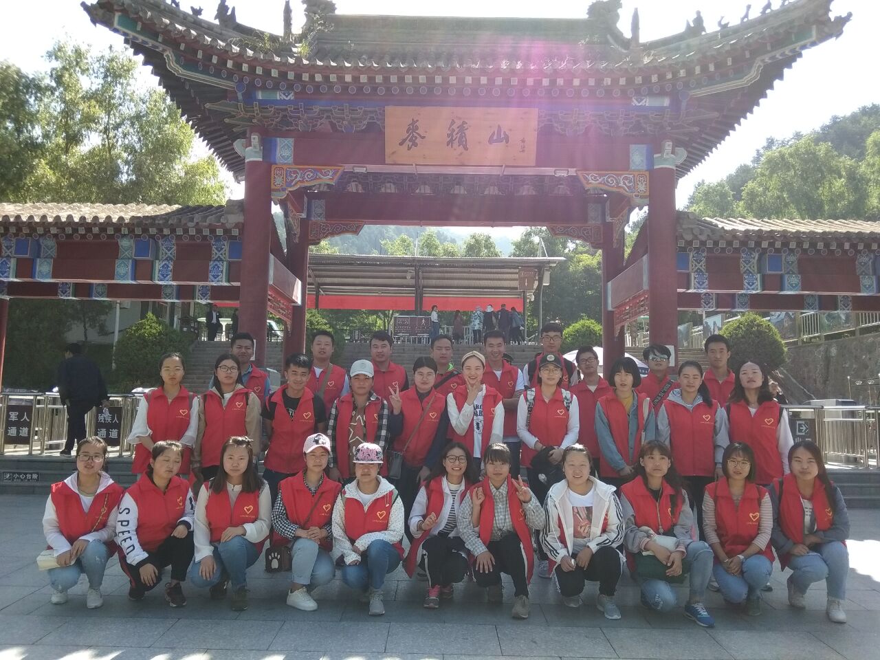 公司员工正在开展净化文化遗产景区环境志愿服务活动