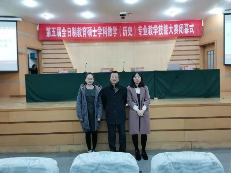 带队教师与参赛选手合影1