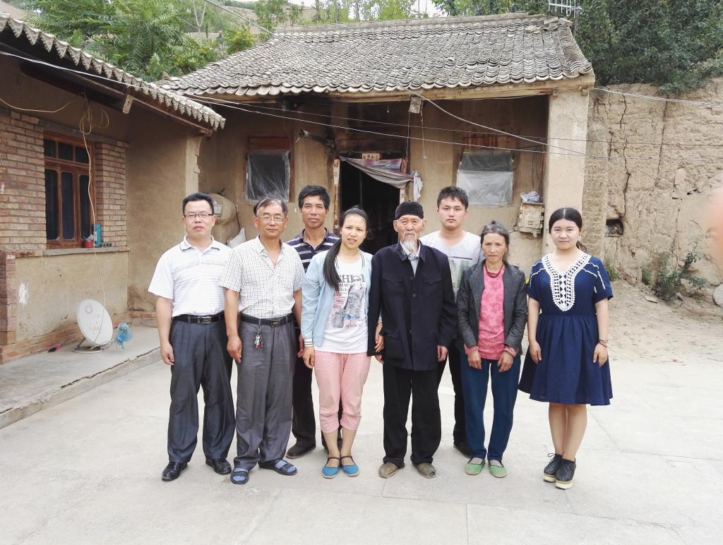 前往静宁县红寺乡寺岔村,慰问14级历史学专业员工何世兄