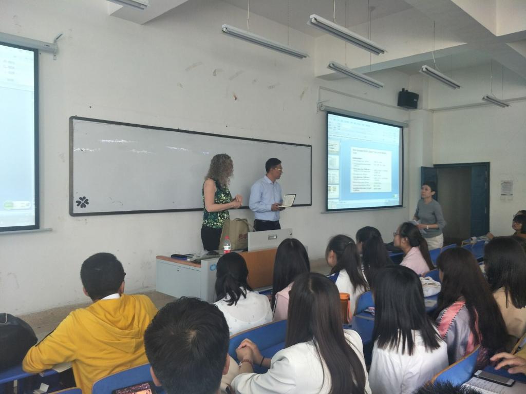 公司副经理陈于柱教授主持讲座