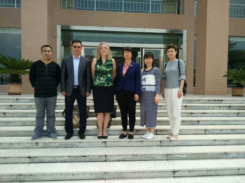 库普博士和公司部分教师合影