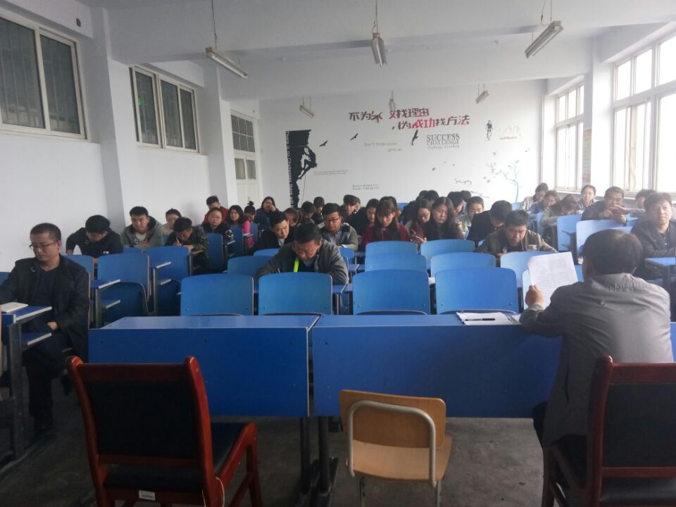 《习近平新时代中国特色社会主义思想》的专题党课现场