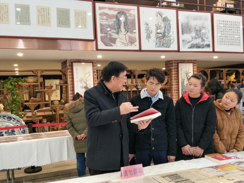 参观“四十周年报刊集藏展”